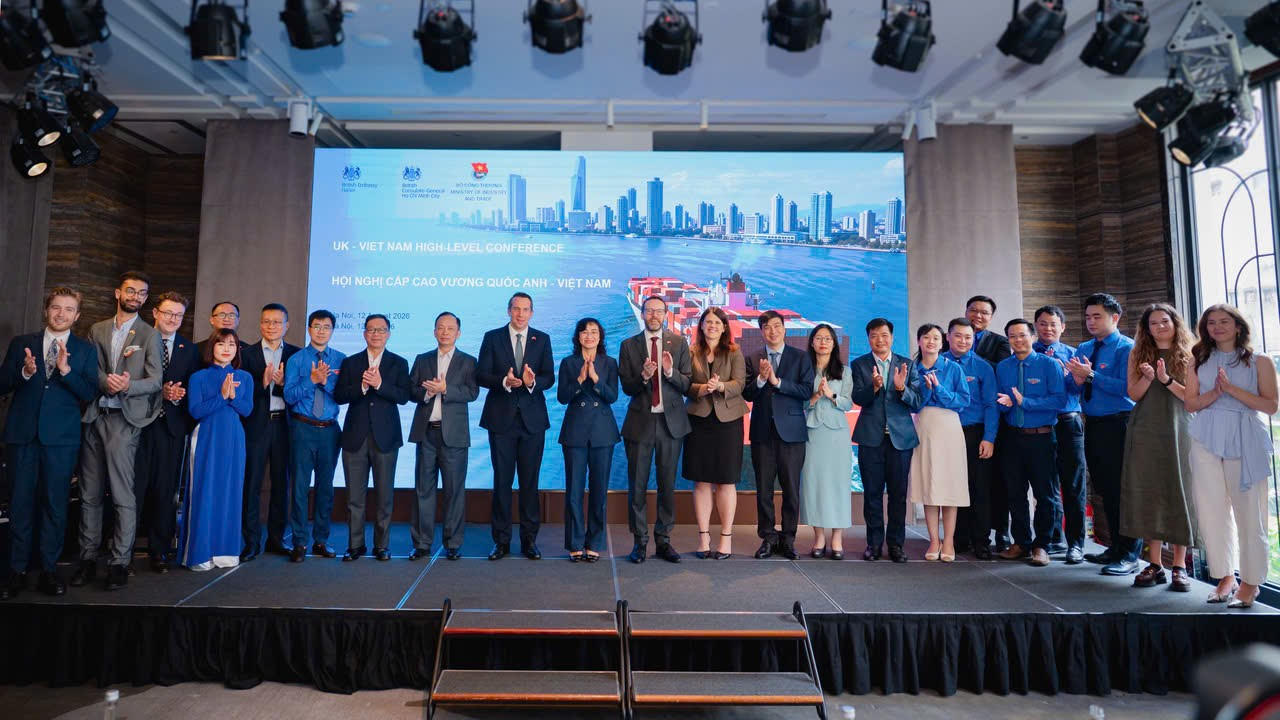 Các đại biểu chụp ảnh lưu niệm.