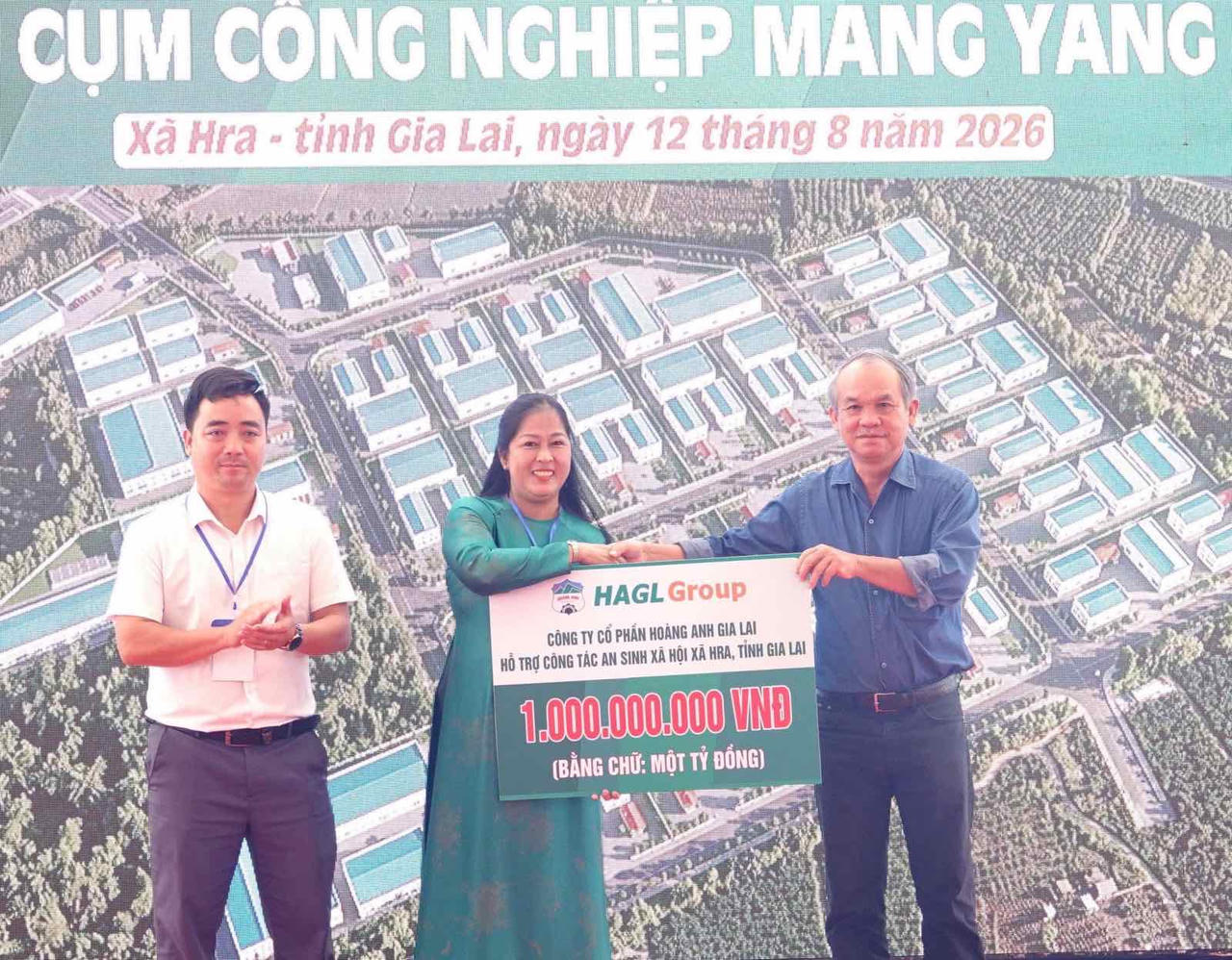 Chủ tịch HĐQT Đoàn Nguyên Đức trao tặng 1 tỷ đồng cho xã Hra. 