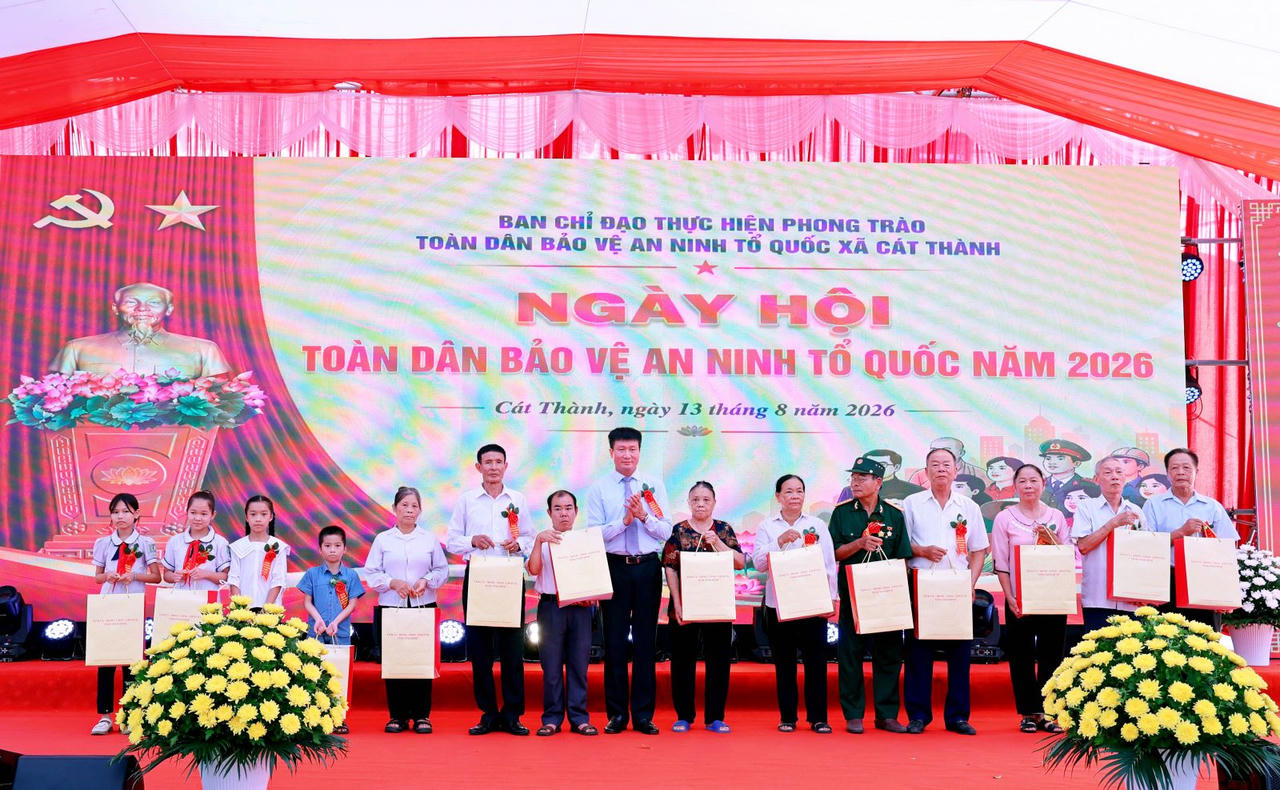 Ông Trần Huy Tuấn, Ủy viên Trung ương Đảng, Bí thư Tỉnh ủy tặng quà cho những gia đình chính sách, thương binh, gia đình liệt sỹ.Ảnh: Công an Ninh Bình