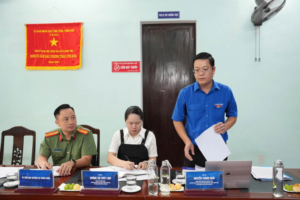 Bí thư Thành đoàn Nguyễn Thanh Hoài báo cáo tại buổi làm việc. (Ảnh: Uỷ ban Mặt trận Tổ quốc Việt Nam thành phố)