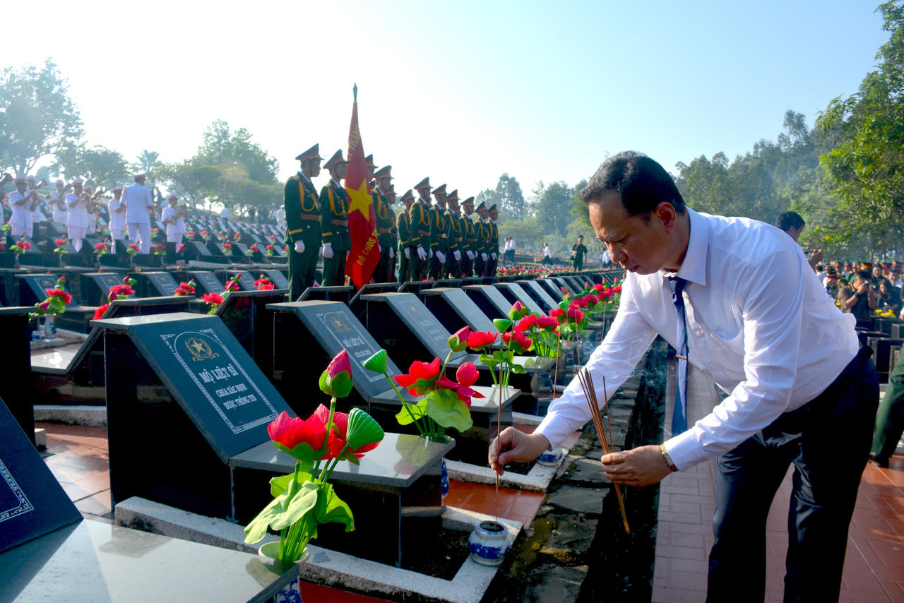 Thứ trưởng Bộ Quốc phòng Nguyễn Văn Hiền dự Lễ truy điệu, an táng 29 hài cốt liệt sĩ tại Đồng Nai