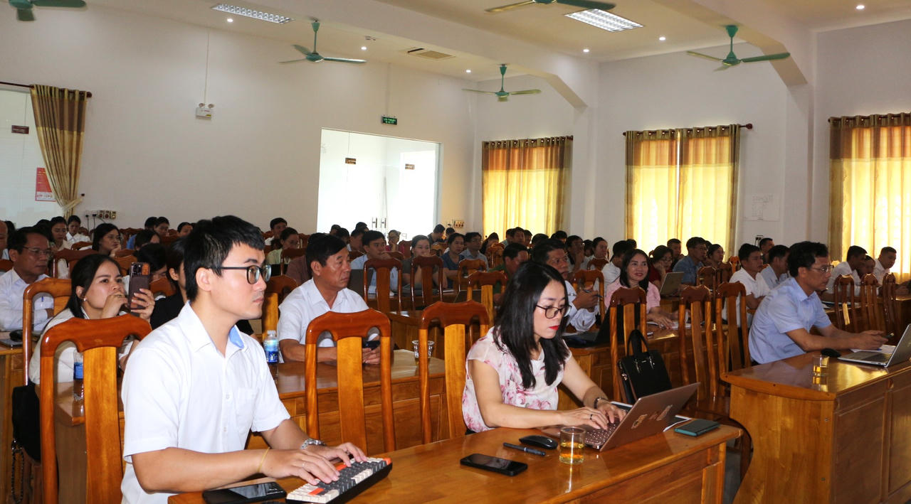 Đội ngũ báo cáo viên pháp luật, công chức, viên chức ngành Tư pháp tham dự hội nghị.