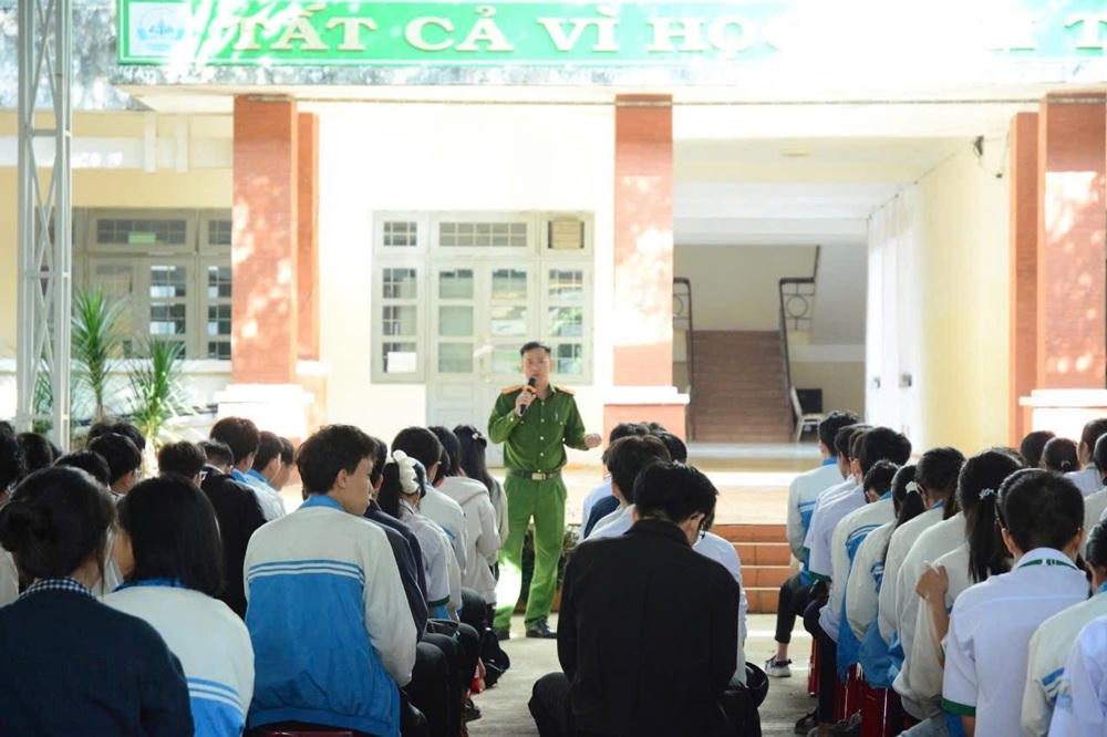 Cán bộ Công an phường Nam Gia Nghĩa tuyên truyền cho học sinh về tác hại của thuốc lá điện tử, ma túy và phòng, chống tệ nạn ma túy học đường. Ảnh Công an tỉnh Lâm Đồng.