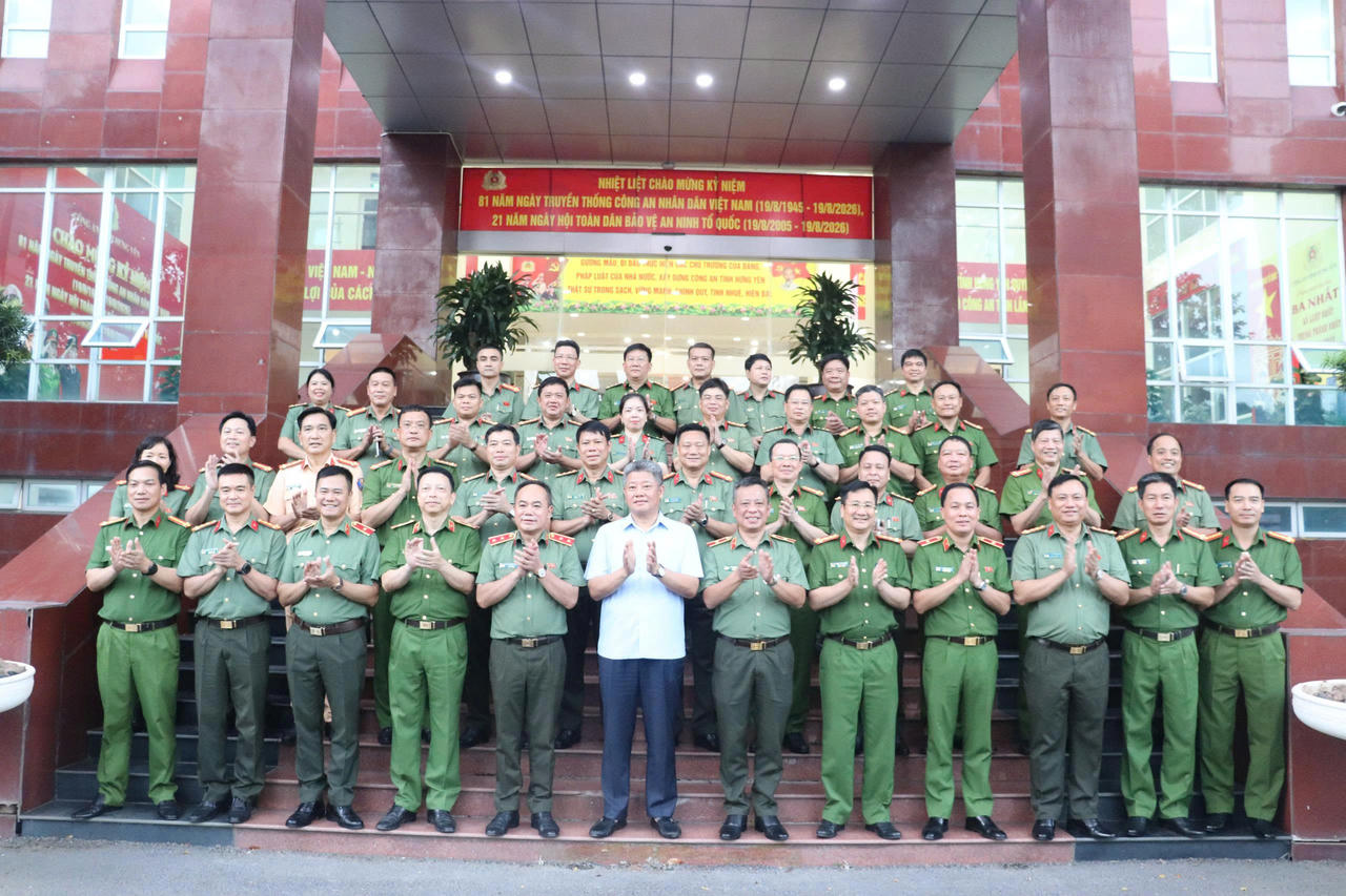 Đoàn đại biểu Công an TP Hà Nội chụp ảnh kỷ niệm cùng Công an tỉnh Hưng Yên.