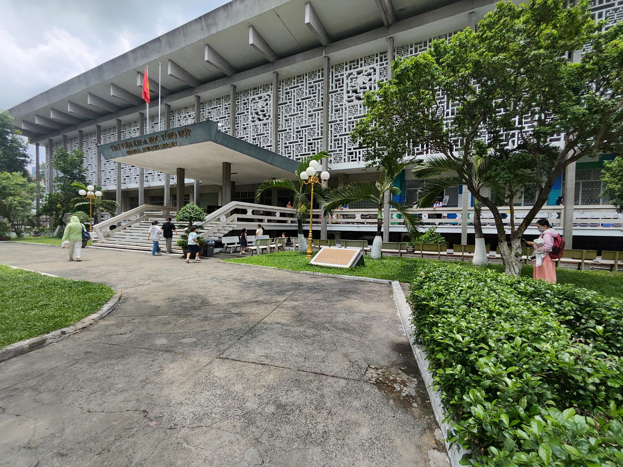 Khuôn viên Thư viện Khoa học tổng hợp TP Hồ Chí Minh. Ảnh: Trường Giang