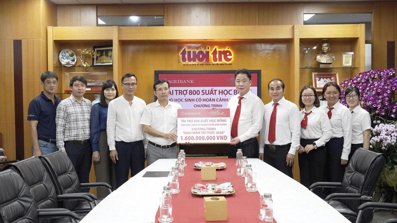 Đại diện Agribank trao biểu trưng 1,6 tỷ đồng tài trợ học bổng “Gieo mầm tri thức” năm 2026.
