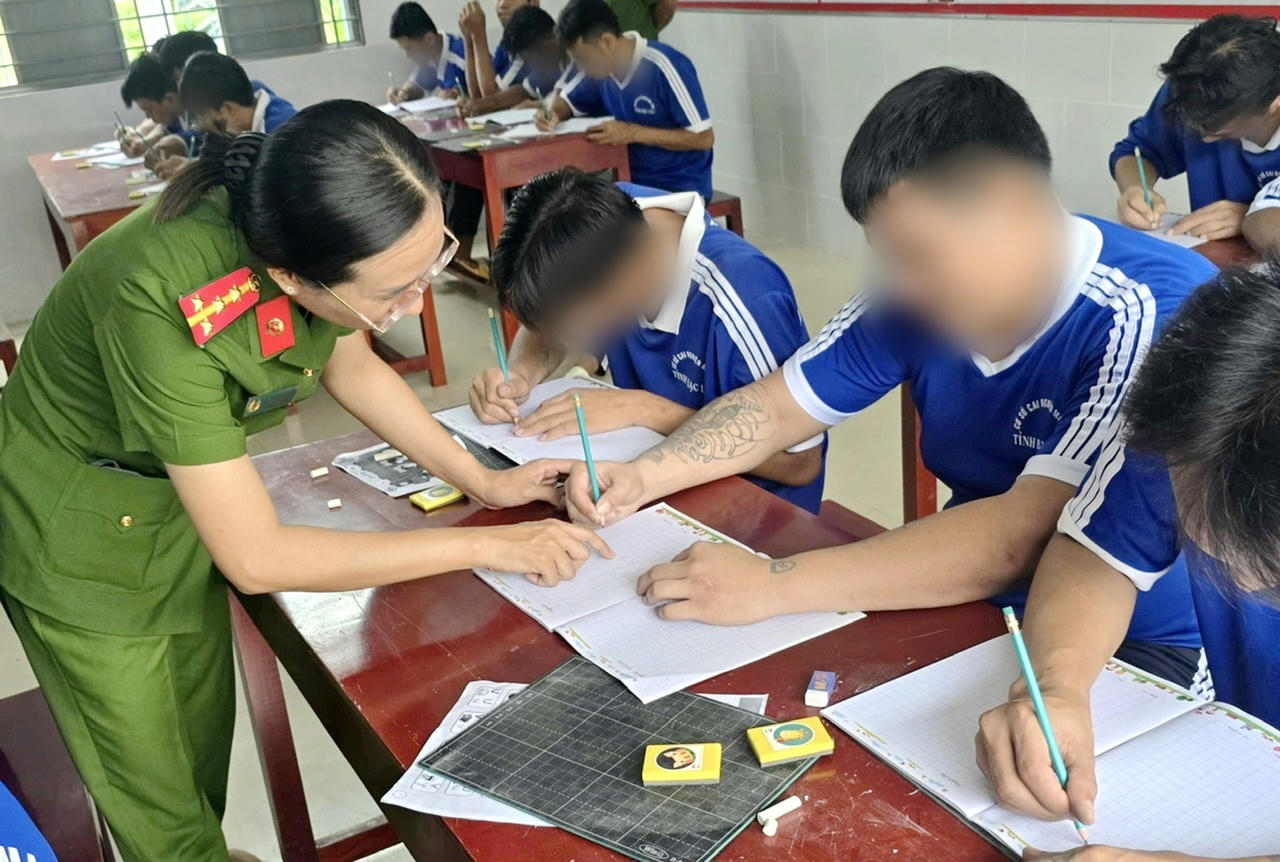 Hoạt động xóa mù chữ được triển khai tại các Cơ sở cai nghiện ma túy tỉnh Cà Mau, góp phần bổ sung kiến thức và hỗ trợ học viên hòa nhập cộng đồng (Ảnh: Trọng Nguyễn).
