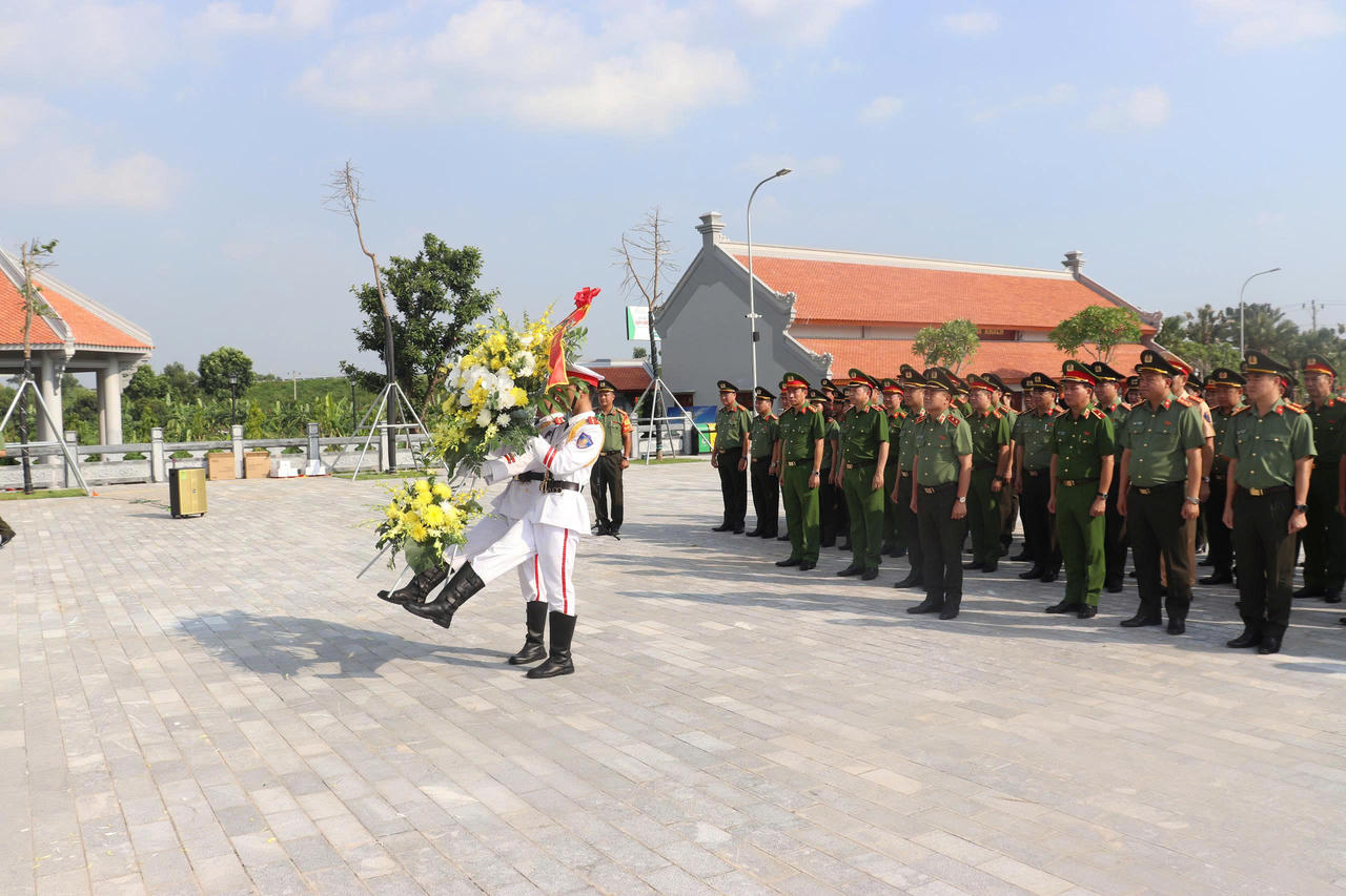 Tiếp nối mạch nguồn truyền thống: Công an Hà Nội tri ân Anh hùng liệt sĩ Bùi Thị Cúc