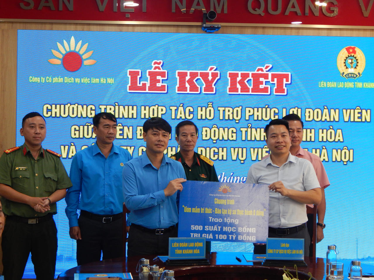 500 suất học bổng trị giá 100 tỷ đồng được trao trong chương trình “Ươm mầm tri thức - Đào tạo kỹ sư thực hành 0 đồng”.
