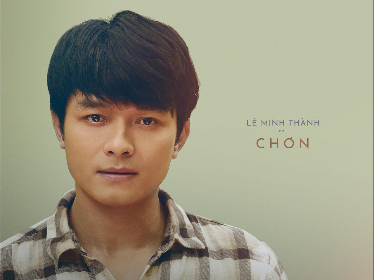 Chơn liên tục đặt câu hỏi về những vết nứt, những đoạn bờ bị khoét sâu và nguyên nhân thực sự phía sau các vụ sạt lở. (Ảnh: VFC)