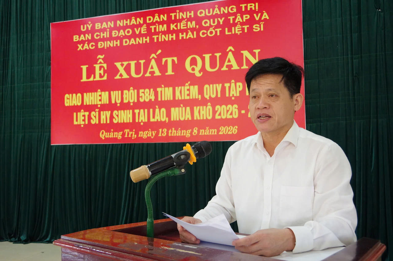 Ông Lê Văn Bảo - Phó Chủ tịch UBND tỉnh, Trưởng ban chỉ đạo về tìm kiếm, quy tập và xác định danh tính hài cốt liệt sĩ tỉnh Quảng Trị phát biểu giao nhiệm vụ tại lễ xuất quân. (Ảnh: Xuân Diện)