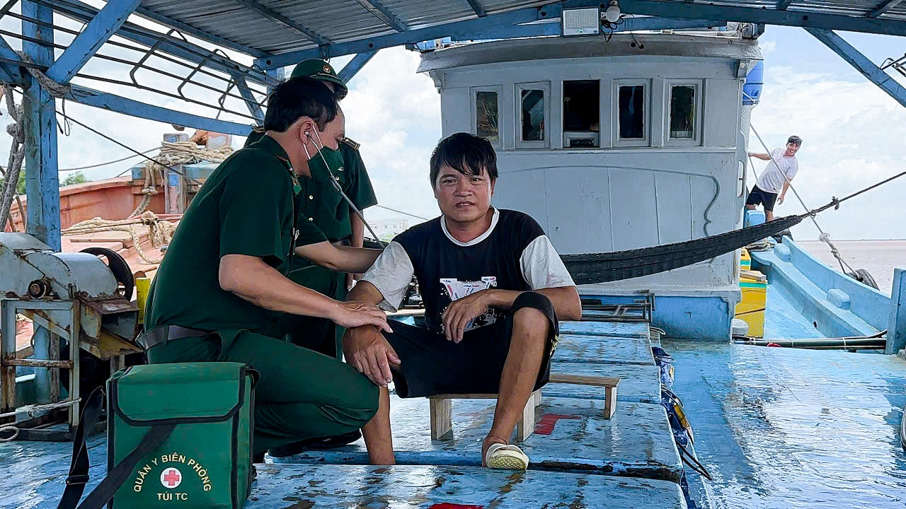 Quân y Hải đội Biên phòng thăm khám sức khỏe cho các ngư dân. Ảnh: Văn Long