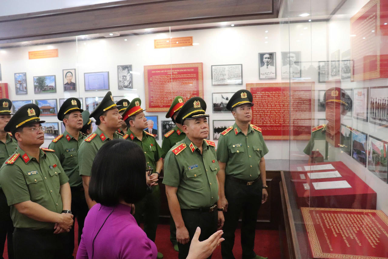 Trung tướng Nguyễn Thanh Tùng cùng Đoàn đại biểu Công an TP Hà Nội tri ân Anh hùng liệt sĩ CAND Bùi Thị Cúc tại xã Xuân Trúc, tỉnh Hưng Yên.