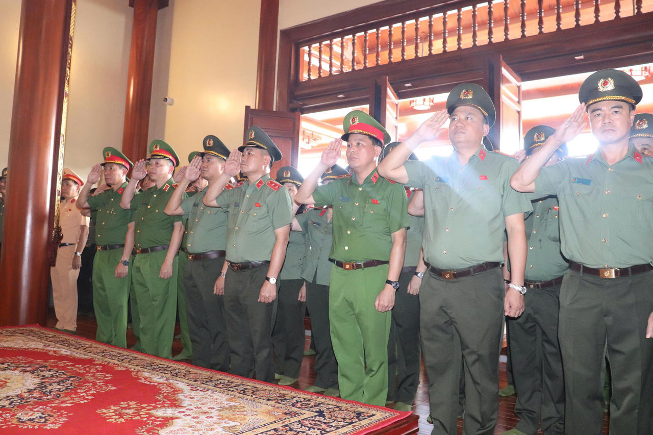 Tiếp nối mạch nguồn truyền thống: Công an Hà Nội tri ân Anh hùng liệt sĩ Bùi Thị Cúc