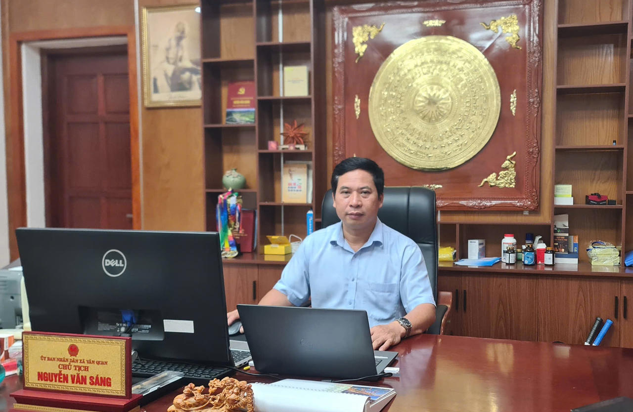 Ông Nguyễn Văn Sáng, Phó Bí thư Phụ trách Đảng ủy, Chủ tịch UBND xã Văn Quan chia sẻ về kế hoạch kỷ niệm ngày sinh đồng chí Lương Văn Tri. (Ảnh: Minh Hữu)
