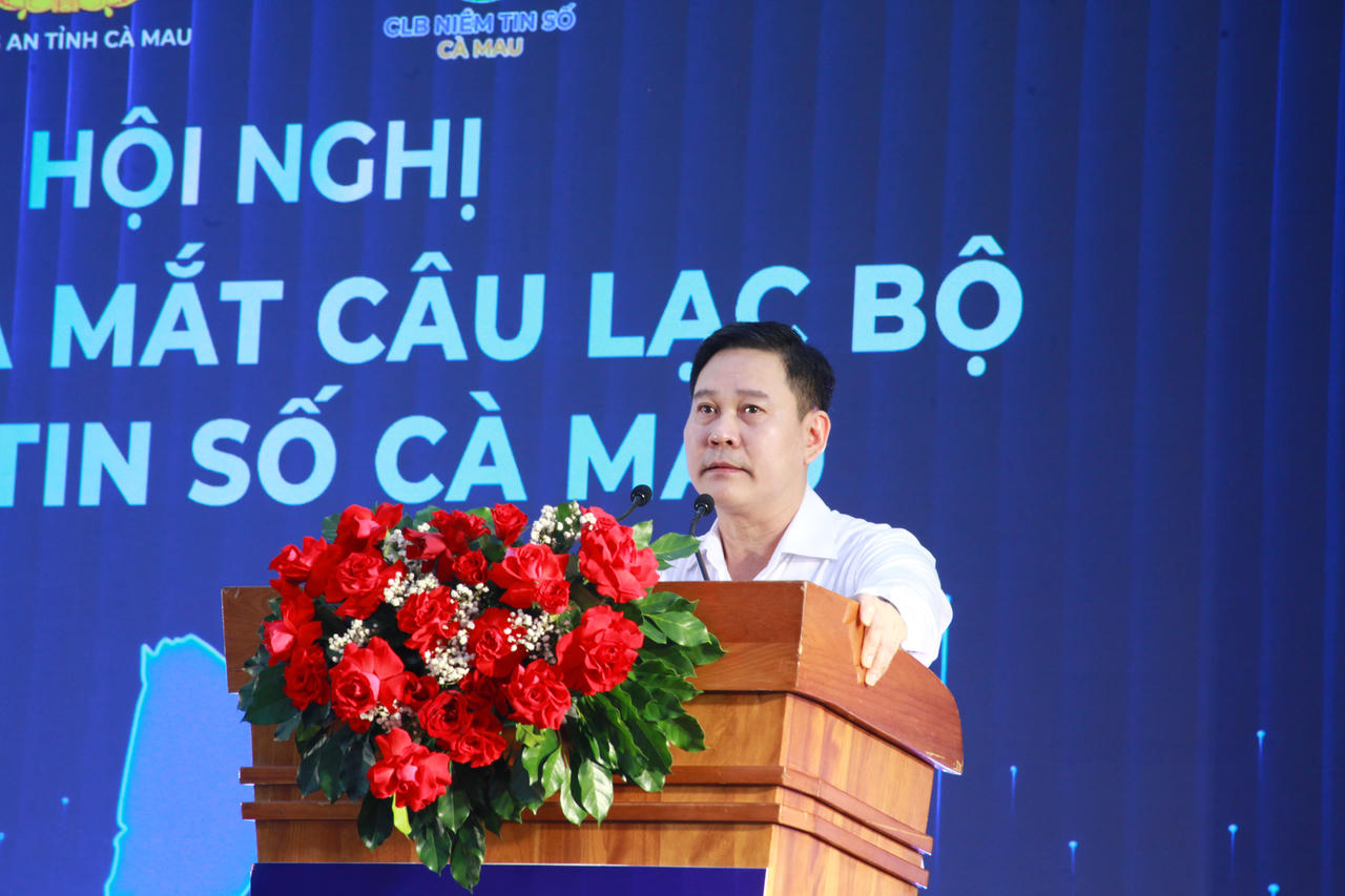 Đại tá Lê Mạnh Hùng – Phó Giám đốc Công an tỉnh Cà Mau, yêu cầu Câu lạc bộ phát huy vai trò của KOL, chuyên gia và lực lượng chức năng trong xây dựng môi trường mạng an toàn, lành mạnh, văn minh. (Ảnh: Trọng Nghĩa)