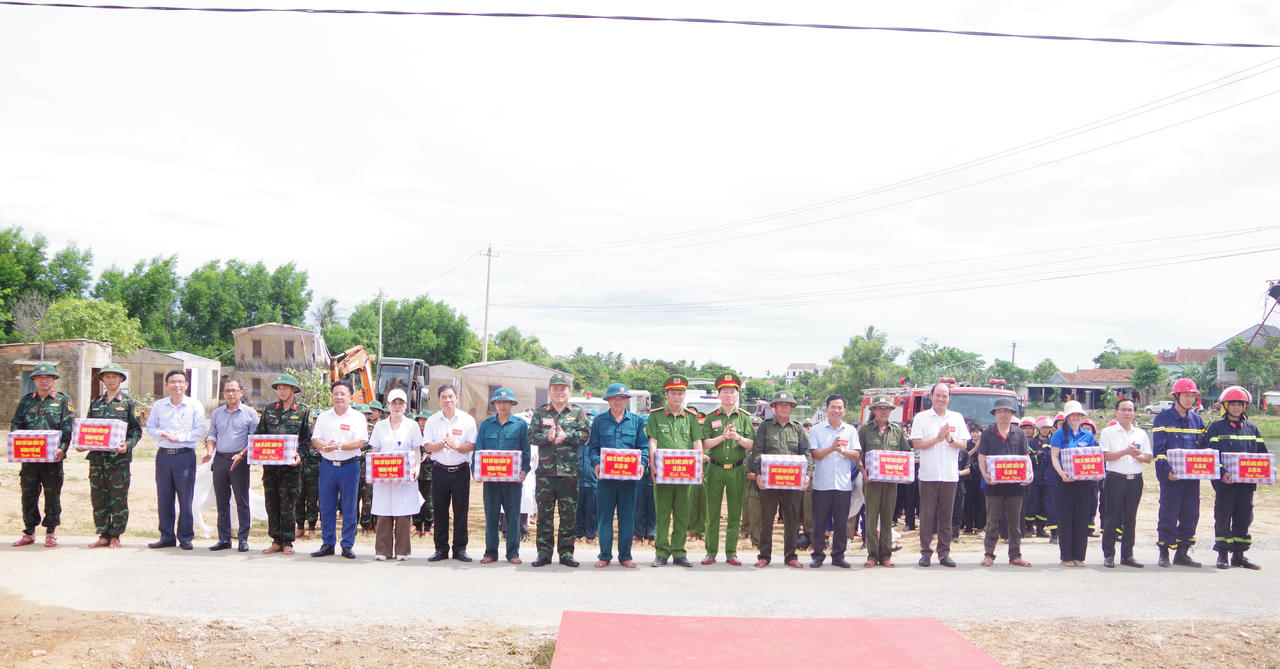 Lãnh đạo thành phố tặng quà động viên các lực lượng tham gia diễn tập. (Ảnh: Quang Đạo)
