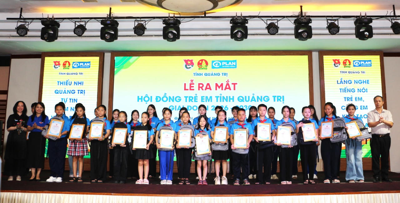 Trao Giấy chứng nhận và quà tặng cho các thành viên Hội đồng Trẻ em tỉnh Quảng Trị giai đoạn 2026-2030.