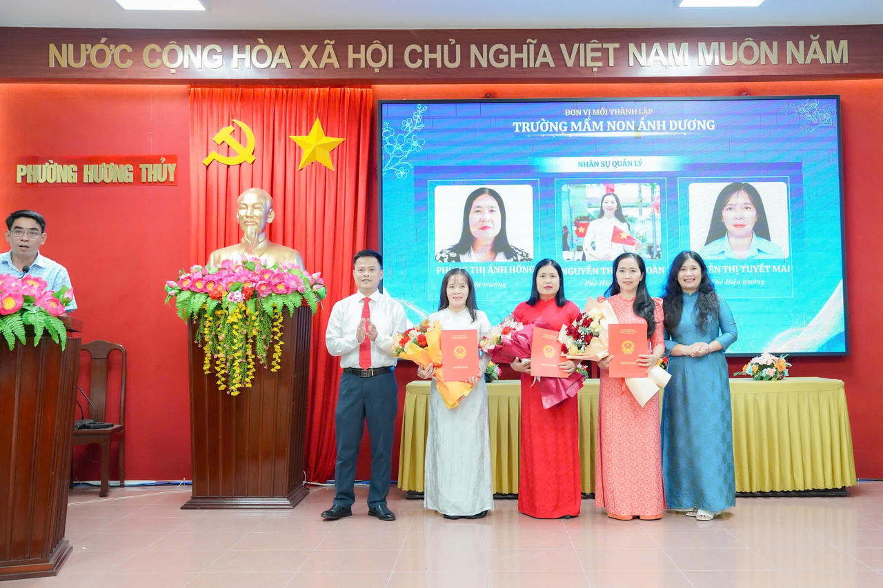 Trao Quyết định bổ nhiệm hiệu trưởng, hiệu phó Mầm non Ánh Dương. (Ảnh: TT Thông tin Phường Hương Thuỷ)