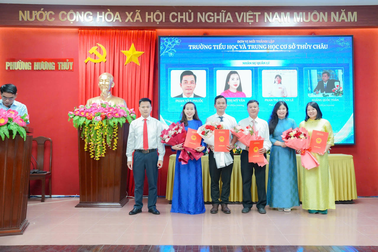 Trao Quyết định bổ nhiệm hiệu trưởng, hiệu phó Trường Trường Trường TH&THCS Thủy Châu. (Ảnh: TT Thông tin Phường Hương Thuỷ)