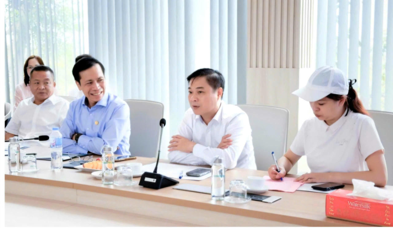 Ông Đỗ Văn Lân, Phó Trưởng ban Quản lý Khu kinh tế Thái Bình, phát biểu tại lễ ký kết, nhấn mạnh định hướng hỗ trợ nhà đầu tư và mục tiêu cắt giảm 50% thời gian giải quyết thủ tục hành chính. (Ảnh Khu CNBM)