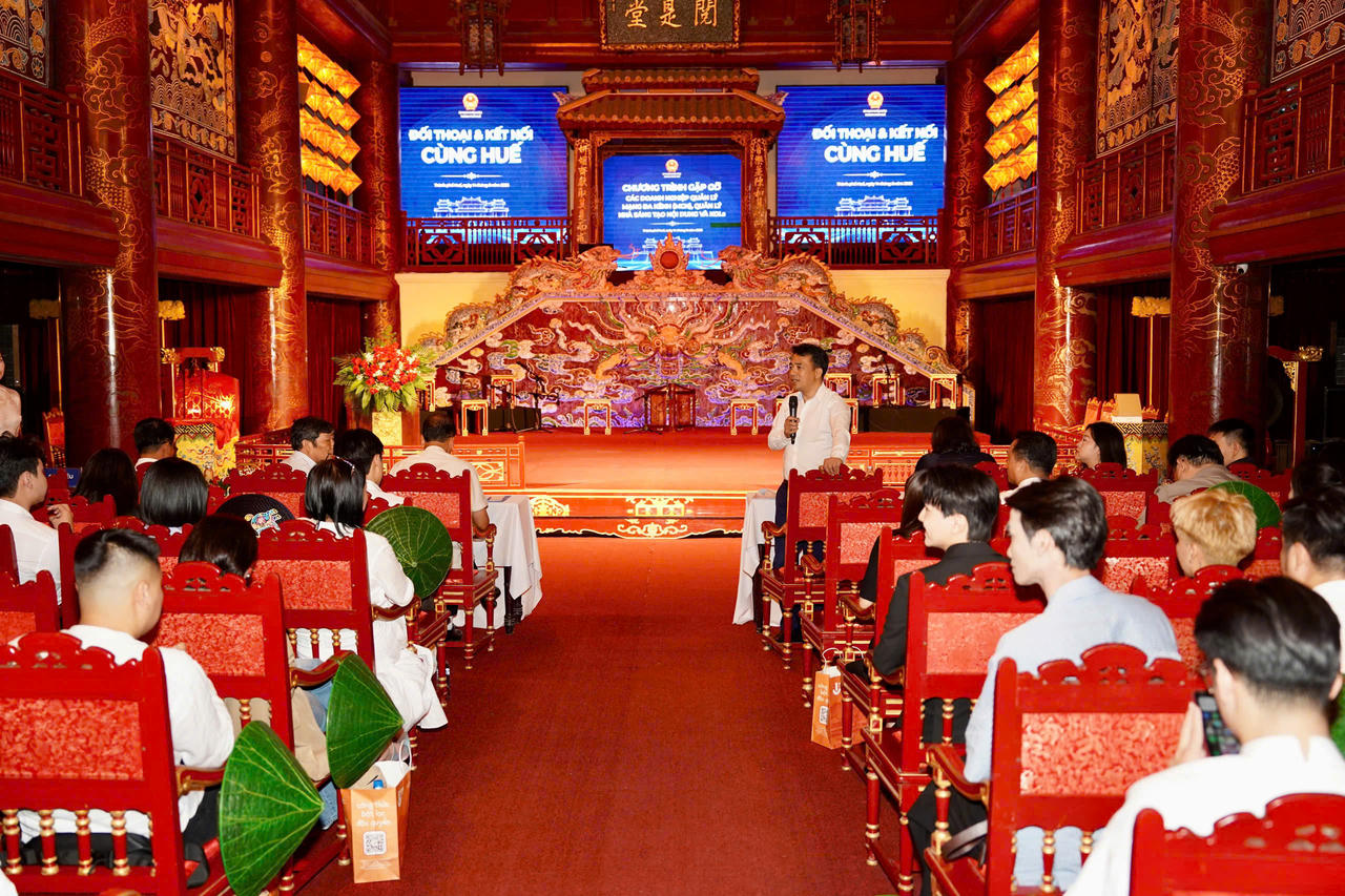Lãnh đạo TP Huế trao đổi với các doanh nghiệp quản lý MCN, quản lý nhà sáng tạo nội dung và KOLs. (Ảnh: Lê Hoàng).