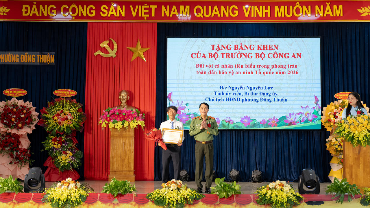 Thượng tướng Lê Quốc Hùng, Thứ trưởng Bộ Công an tặng Bằng khen của Bộ Công an cho ông Nguyễn Nguyên Lực, Tỉnh ủy viên, Bí thư Đảng ủy, Chủ tịch HĐND phường Đồng Thuận, vì có thành tích xuất sắc trong phong trào Toàn dân bảo vệ an ninh Tổ quốc thời gian qua. (Ảnh: Nhật Quang)