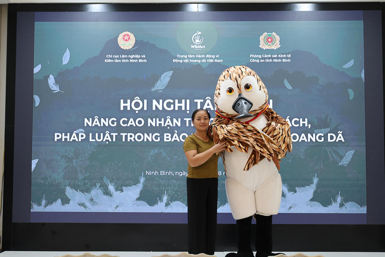 Người dân thích thú chụp ảnh với linh vật Chim rẽ mỏ thìa tại chương trình tập huấn.