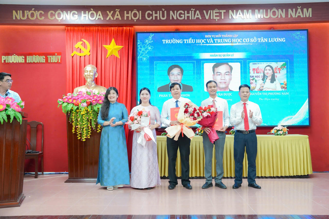 Trao Quyết định bổ nhiệm hiệu trưởng, hiệu phó Trường Trường Trường TH&THCS Tân Lương. (Ảnh: TT Thông tin Phường Hương Thuỷ)