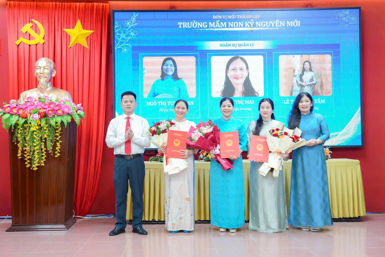 Trao Quyết định bổ nhiệm hiệu trưởng, hiệu phó Trường Trường Mầm non Kỷ Nguyên Mới. (Ảnh: TT Thông tin Phường Hương Thuỷ)