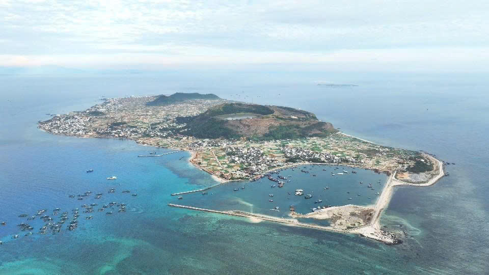 Nằm về phía Đông của tỉnh Quảng Ngãi, cách đất liền khoảng 15 hải lý, đảo Lý Sơn đã mang tên gọi đặc khu Lý Sơn (ảnh Vân Anh)