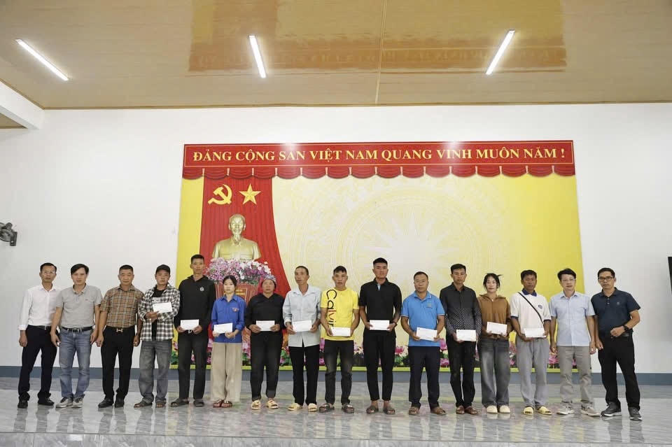 Hiệp hội Du lịch Lào Cai trao gần 100 triệu đồng hỗ trợ người dân vùng lũ Mường Than