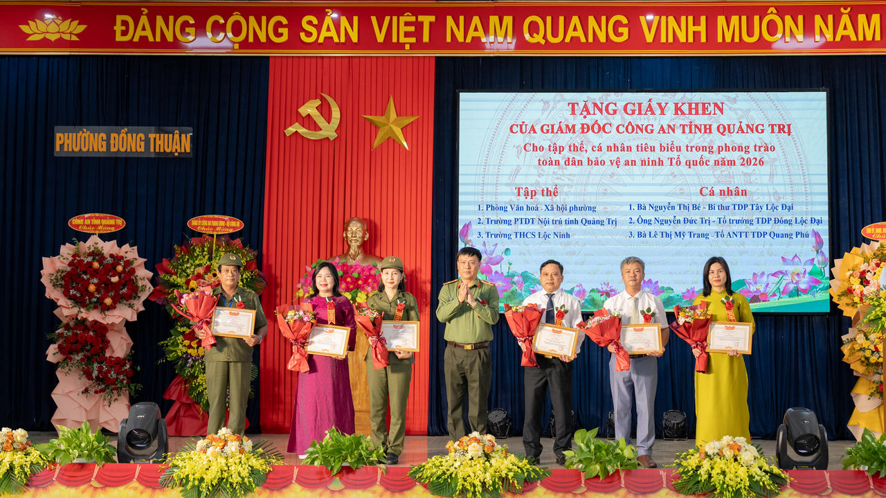 Thiếu tướng Nguyễn Thanh Liêm - Giám đốc Công an tỉnh tặng Giấy khen của Giám đốc Công an tỉnh cho các tập thể, cá nhân có thành tích xuất sắc trong phong trào Toàn dân bảo vệ an ninh Tổ quốc thời gian qua. (Ảnh: Nhật Quang)