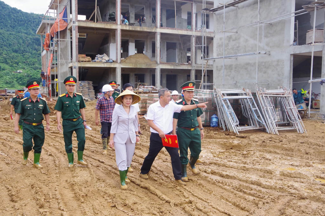 Kiểm tra tiến độ thi công các trường liên cấp ở miền núi Nghệ An ngày 3/8/2026. Ảnh: Bộ CHQS tỉnh Nghệ An