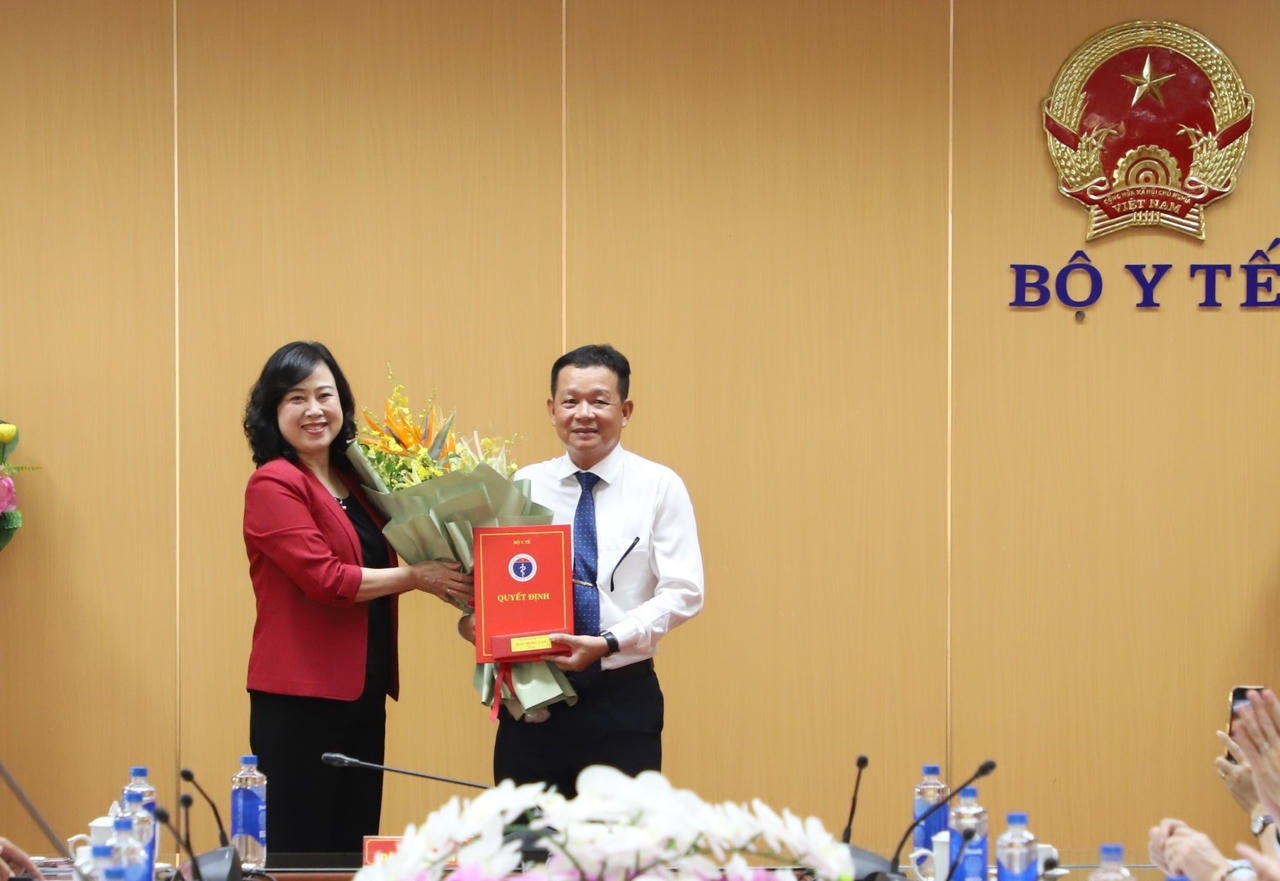 Bộ trưởng Bộ Y tế Đào Hồng Lan trao Quyết định cho Phó Giám đốc Phụ trách chuyên môn Quỹ Phòng bệnh Trần Thanh Tùng. Ảnh: BYT.