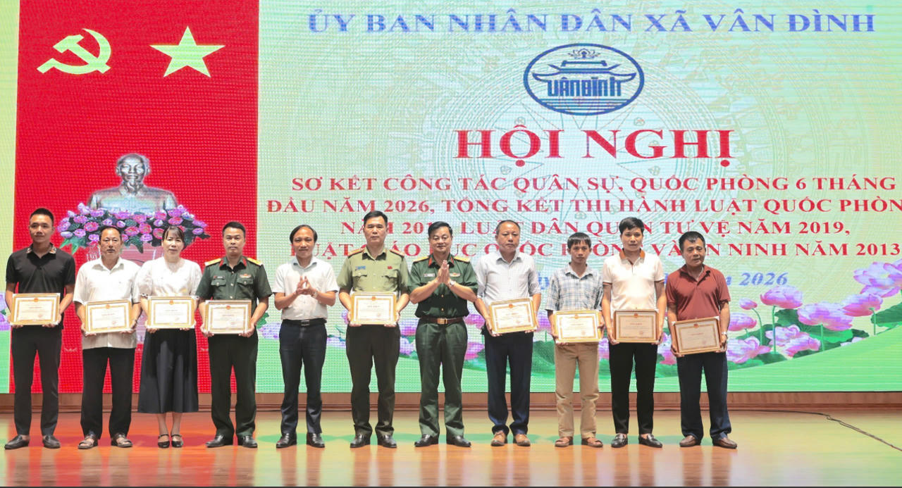 Đại tá Hoàng Văn Quy – Chánh Thanh tra Quốc phòng, Bộ Tư lệnh Thủ đô Hà Nội và ông Nguyễn Ngọc Điệp - Chủ tịch UBND xã trao khen thưởng cho các tập thể.