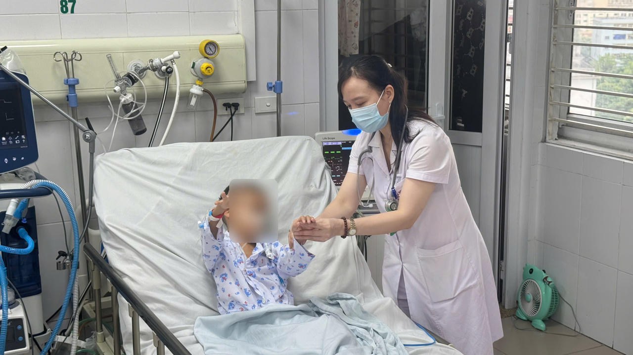 Bé trai 9 tuổi hôn mê, yếu liệt tứ chi sau khi sốt và đau đầu
