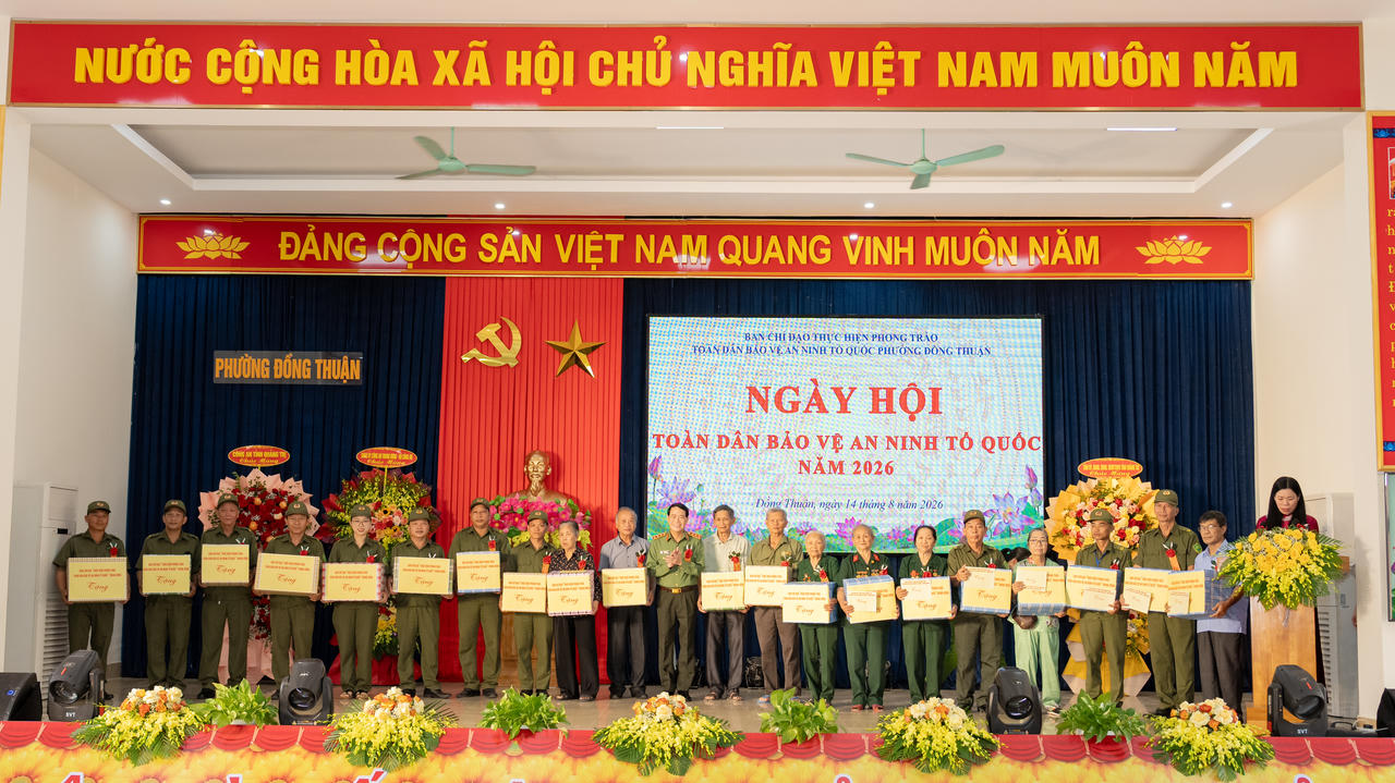 Thượng tướng Lê Quốc Hùng - Ủy viên Trung ương Đảng, Thứ trưởng Bộ Công an tặng quà cho các cá nhân, gia đình có thành tích trong phong trào và các gia đình có hoàn cảnh khó khăn trên địa bàn. (Ảnh: Nhật Quang)