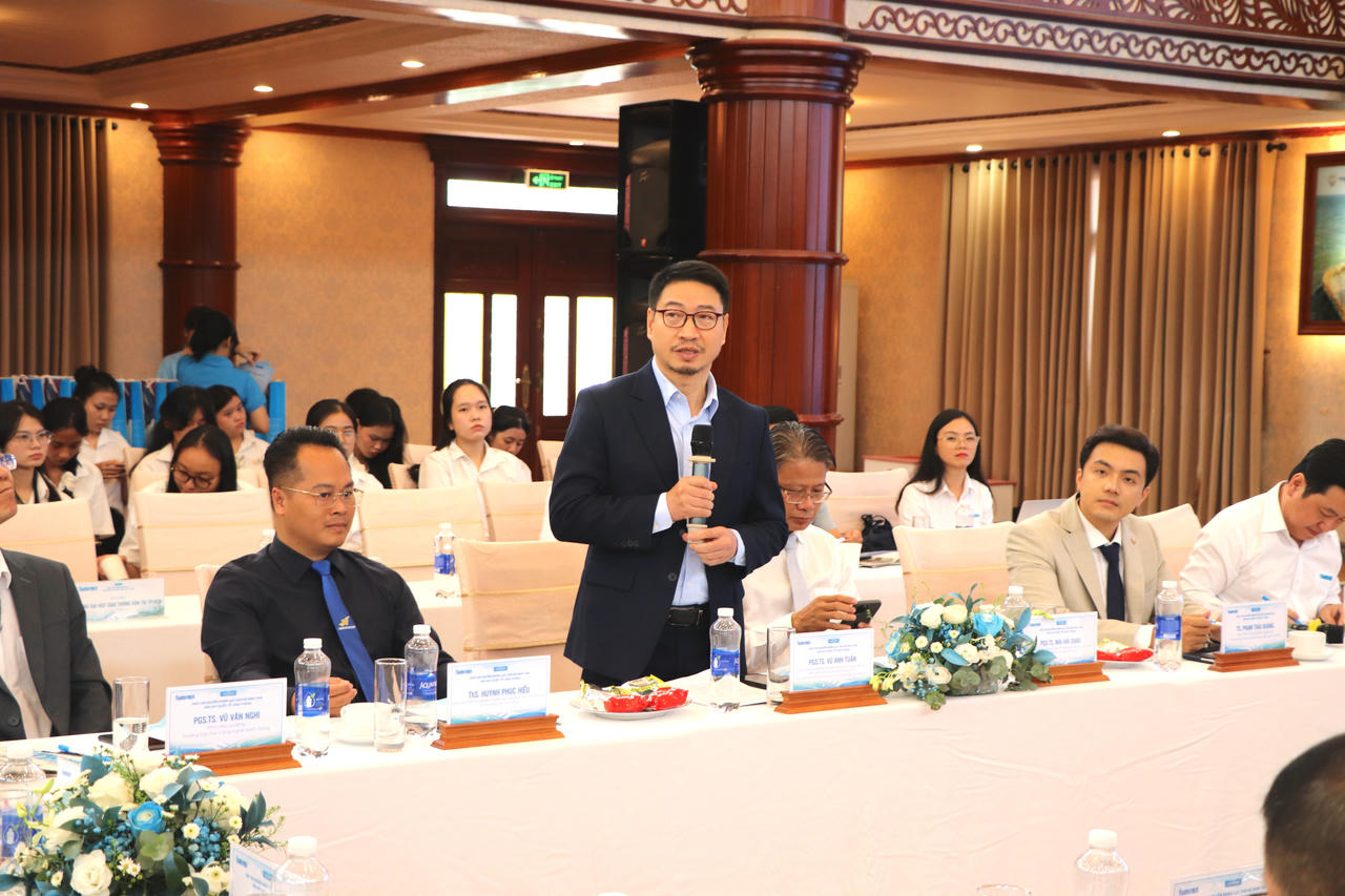 PGS-TS Vũ Anh Tuấn, Giám đốc Trung tâm Nghiên cứu Giao thông Việt Đức, Điều phối viên học thuật chương trình Kỹ thuật Giao thông Thông minh, Trường ĐH Việt Đức. Ảnh: Duy Trường