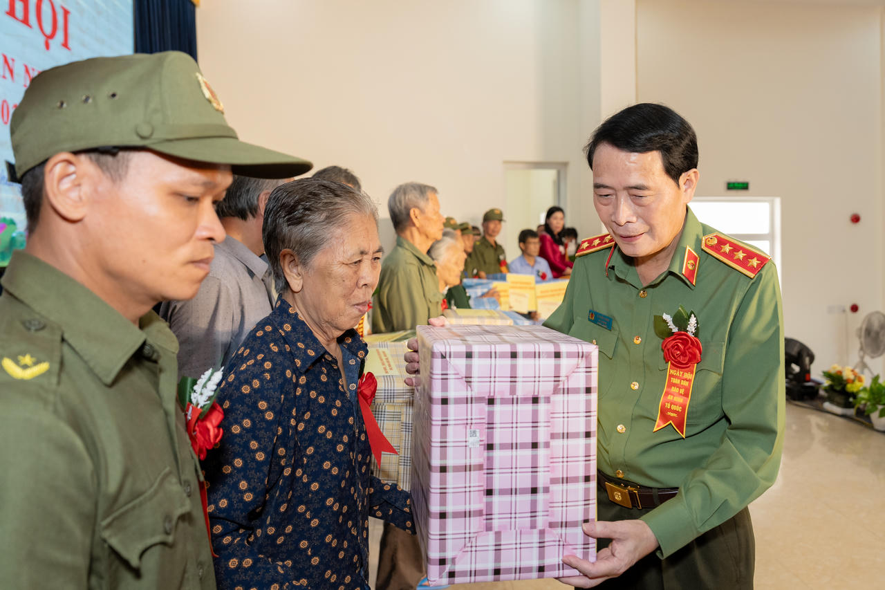 Thượng tướng Lê Quốc Hùng - Ủy viên Trung ương Đảng, Thứ trưởng Bộ Công an tặng quà cho các gia đình có hoàn cảnh khó khăn trên địa bàn. (Ảnh: Nhật Quang)