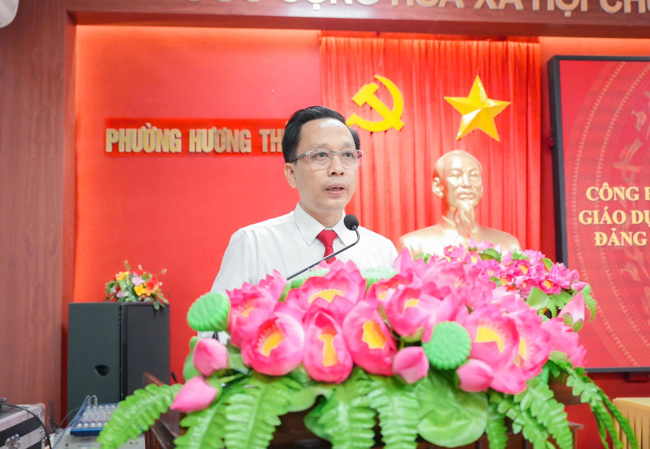 Ông Trương Công Nghĩa, Ủy viên Ban Thường vụ Đảng ủy, Trưởng Ban Xây dựng Đảng phường, công bố các quyết định của Ban Chấp hành Đảng bộ và Ban Thường vụ Đảng ủy phường về công tác tổ chức Đảng tại các trường học sau sắp xếp. (Ảnh: TT Thông tin Phường Hương Thuỷ)
