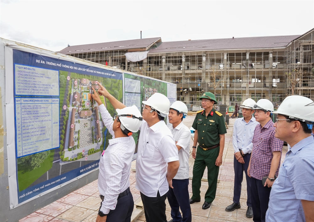 Lãnh đạo UBND TP Huế kiểm tra tiến độ dự án các trường nội trú liên cấp ở A Lưới. (Ảnh: Đức Dũng)
