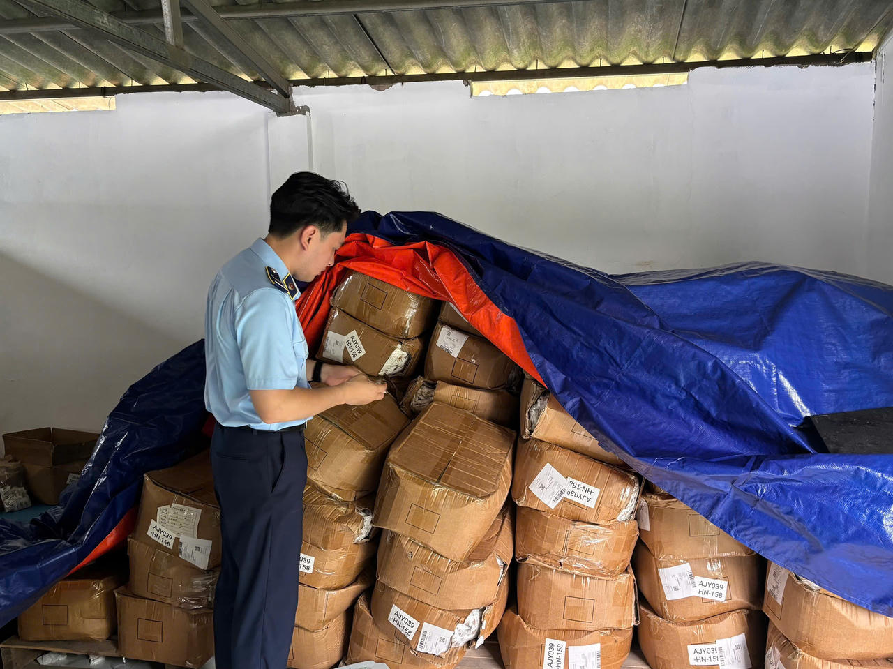 Lực lượng QLTT TP Hà Nội kiểm tra hàng hóa vi phạm. Ảnh: QLTT HN.