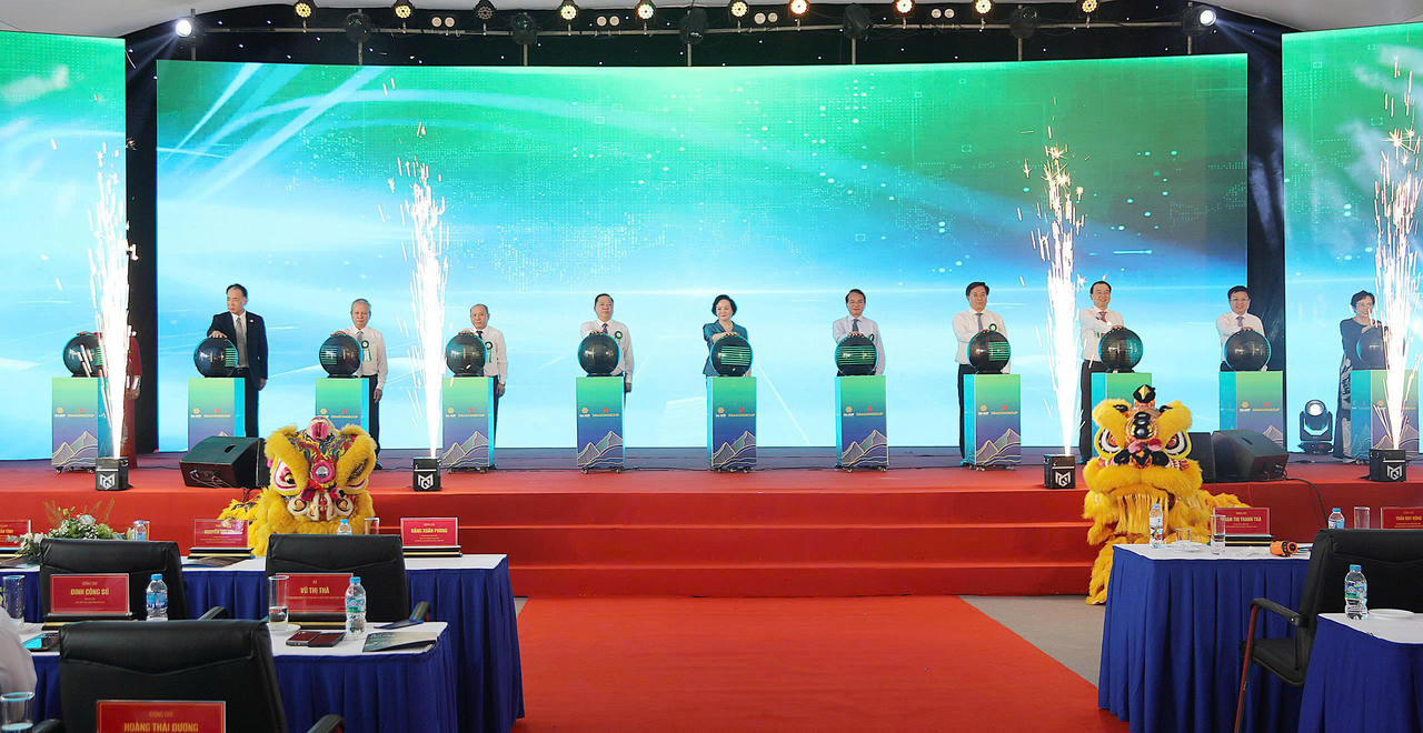 Phó Thủ tướng Phạm Thị Thanh Trà, Bộ trưởng, Chủ nhiệm Văn phòng Chính phủ Đặng Xuân Phong và các đại biểu thực hiện nghi thức khởi công. (Ảnh::BTC)