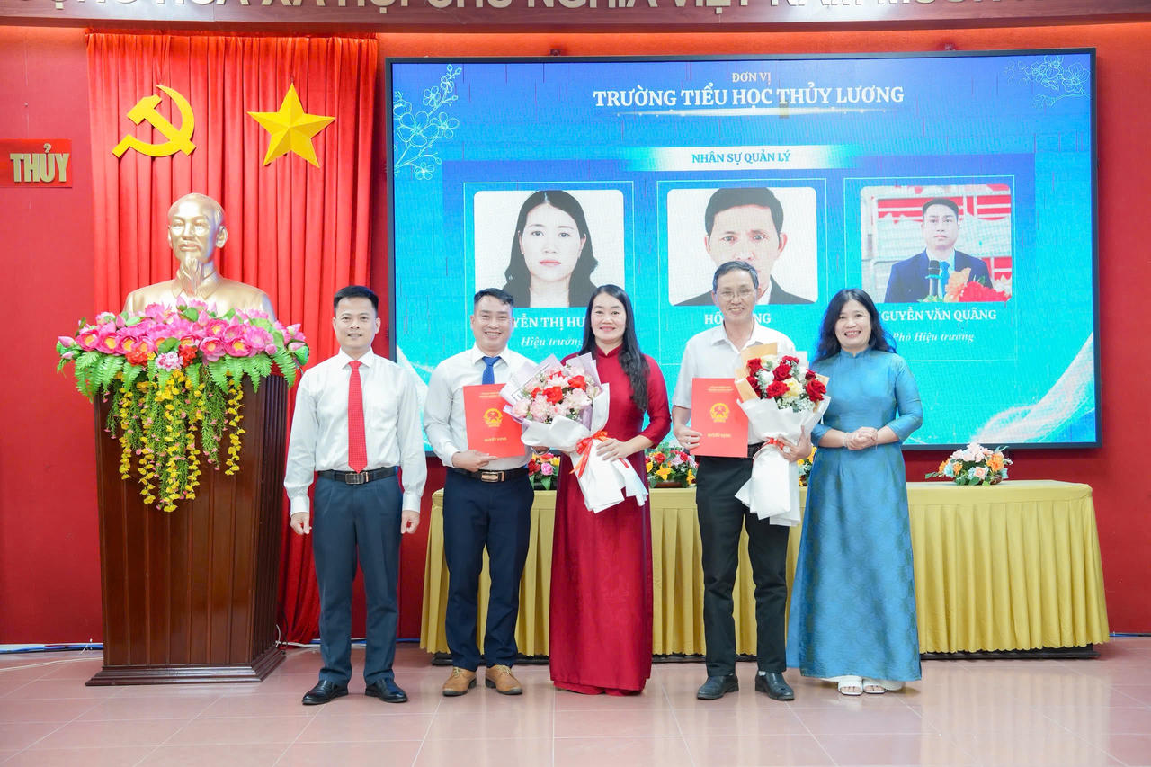 Trao Quyết định bổ nhiệm hiệu trưởng, hiệu phó Trường Trường Tiểu học Thủy Lương. (Ảnh: TT Thông tin Phường Hương Thuỷ)