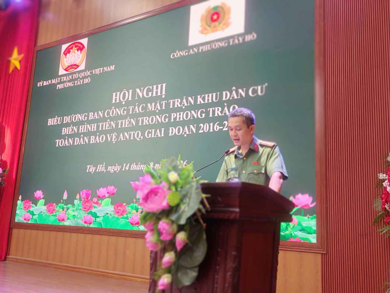 Đại diện Công an phường Tây Hồ - Trung tá Lê Ngọc Bách, Phó Trưởng Công an phường phát biểu tại Hội nghị, khẳng định vai trò nòng cốt trong công tác bảo đảm an ninh, trật tự tại cơ sở.