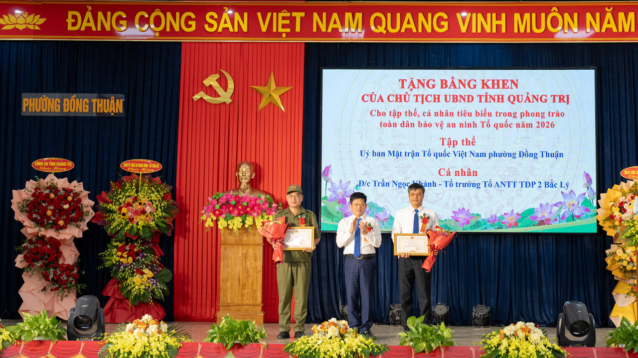 Ông Lê Văn Bảo, Phó Chủ tịch UBND tỉnh tặng Bằng khen của UBND tỉnh cho một tập thể và một cá nhân có thành tích xuất sắc trong phong trào Toàn dân bảo vệ an ninh Tổ quốc thời gian qua. (Ảnh: Nhật Quang)
