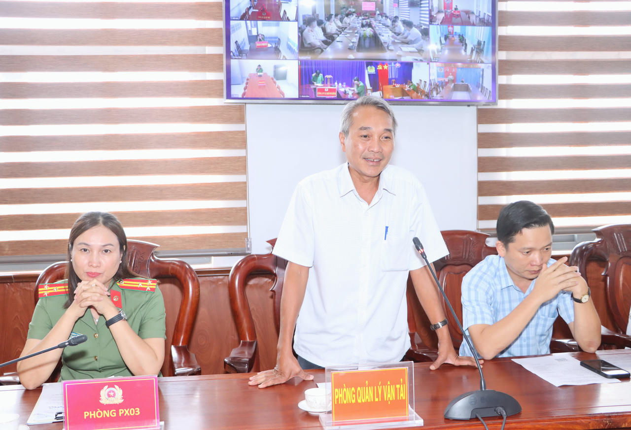 Đại diện Phòng Quản lý vận tải, Sở Xây dựng Cà Mau trao đổi một số giải pháp nhằm nâng cao hiệu quả công tác phối hợp sát hạch, cấp giấy phép lái xe (Ảnh: T.N).