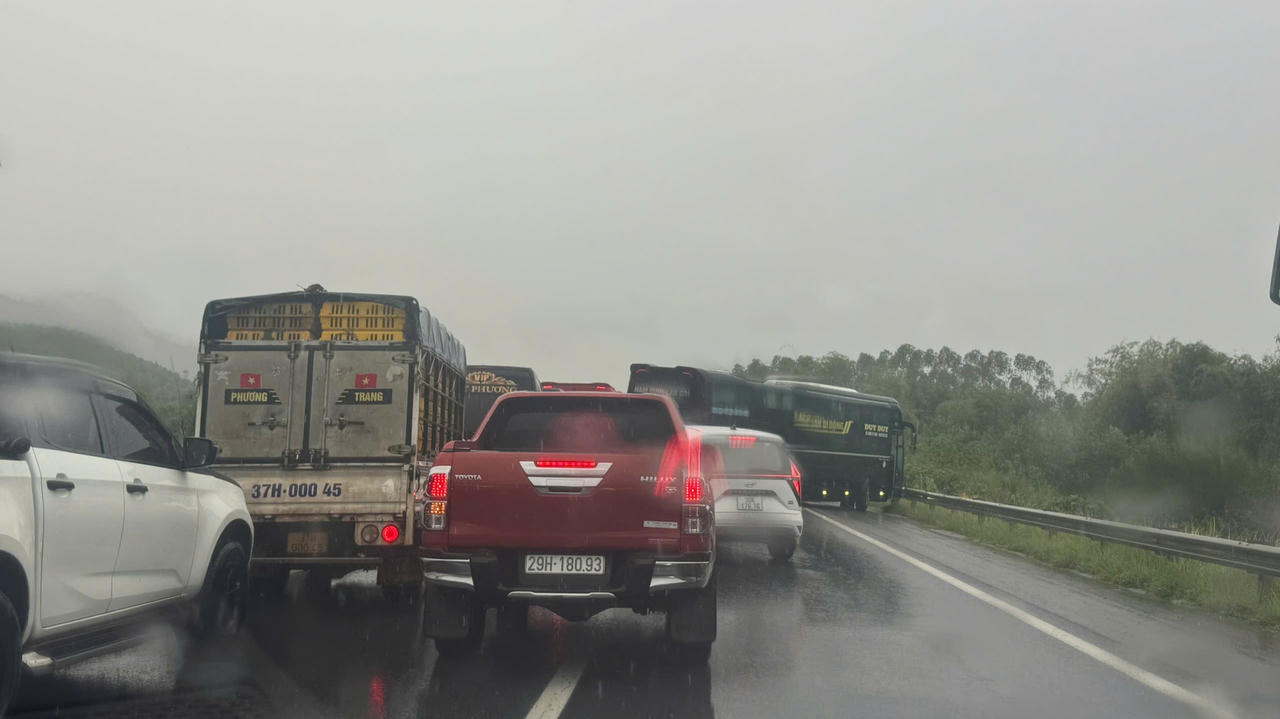 Xe khách tông vào xe rơ-moóc trên cao tốc khiến giao thông ùn ứ. Ảnh: Xuân Diệu.