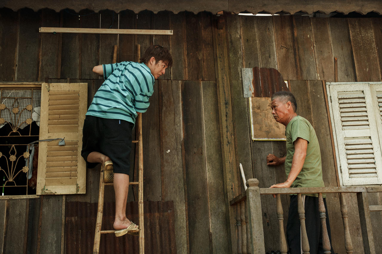 NSƯT Cao Minh, Cody Nam Võ trong một cảnh phim. Ảnh: Đoàn phim